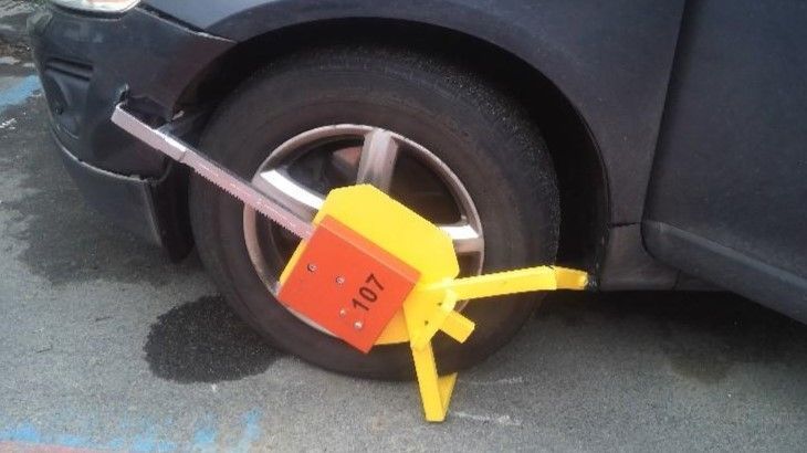 Řidička v Brně odjela i s nasazenou botičkou